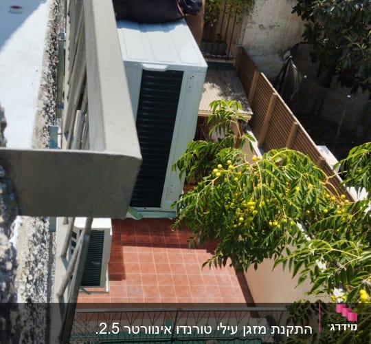 אדם מתקין מזגן על גג מרפסת